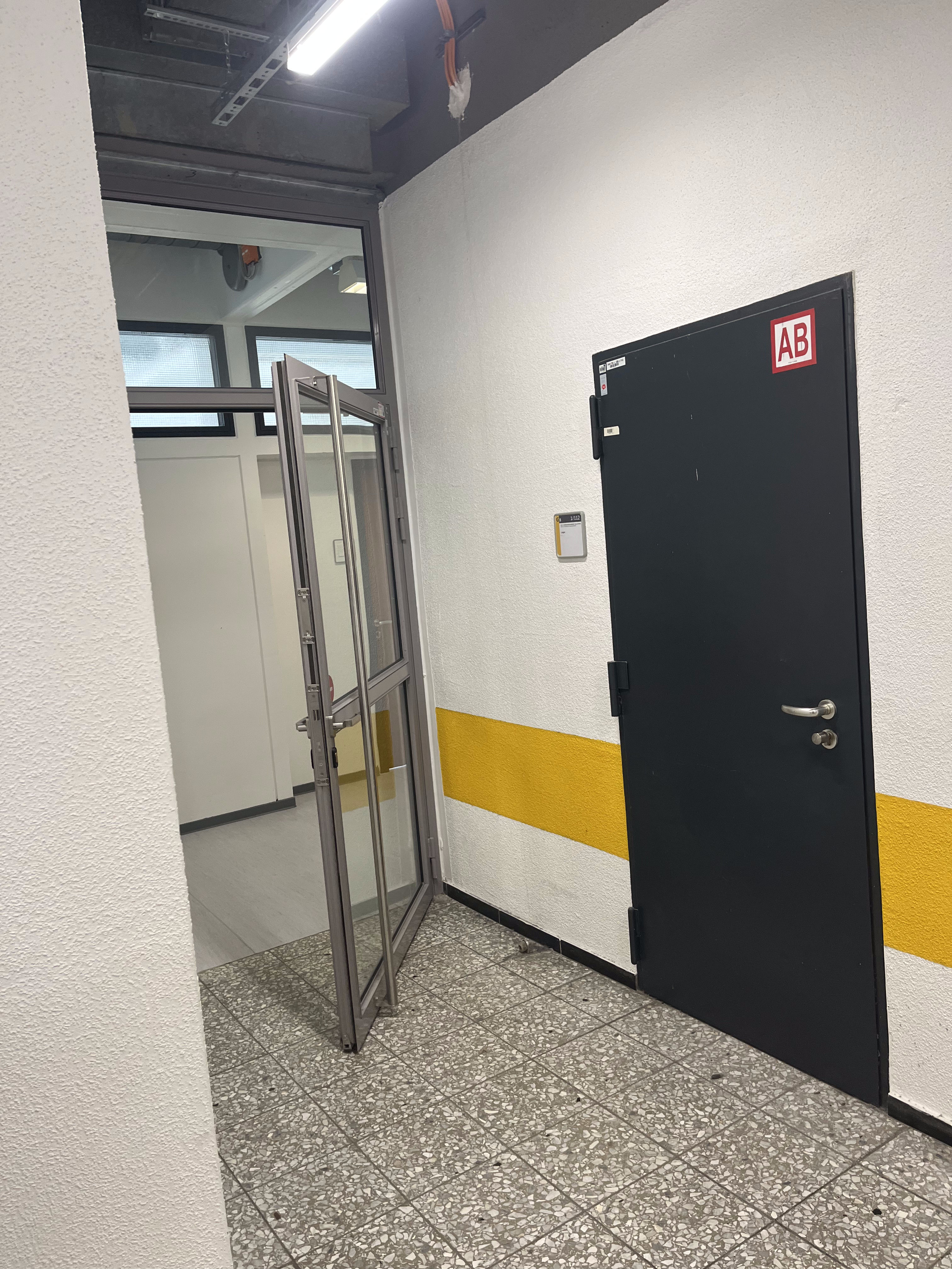 Links das Treppenhaus verlassen